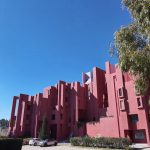 Die rote Muralla Roja in Calp zwischen Bäumen – Standbild aus unserem Video