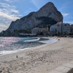 Strand auf der anderen Seite des Peñón d'Ifach in Calp am Sonntagvormittag