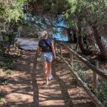 Eva auf dem schmalen Küstenweg unter Kiefern